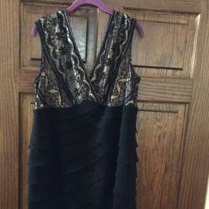 Sleeveless lace tired cocktail dress